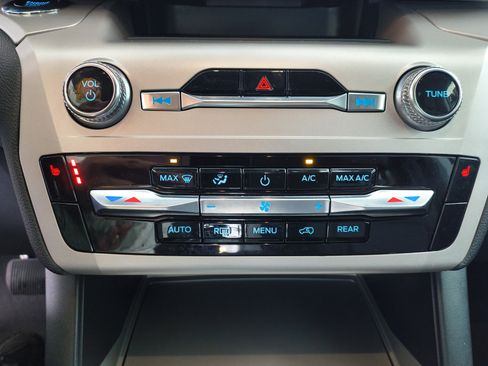 Used 2023 Ford Explorer XLT image 22