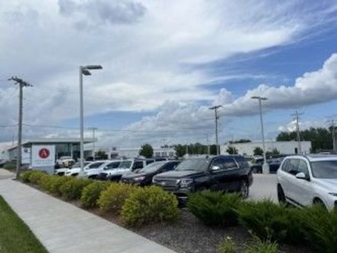 Used 2025 Chrysler Pacifica Limited image 5