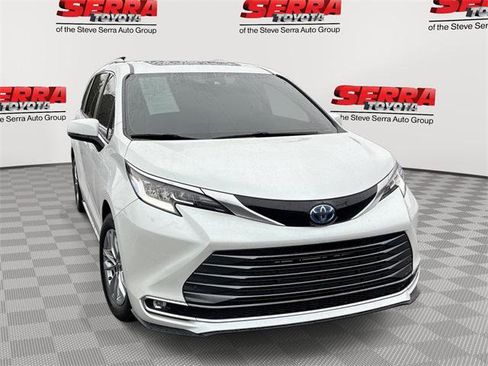 Certified 2024 Toyota Sienna Limited image 1