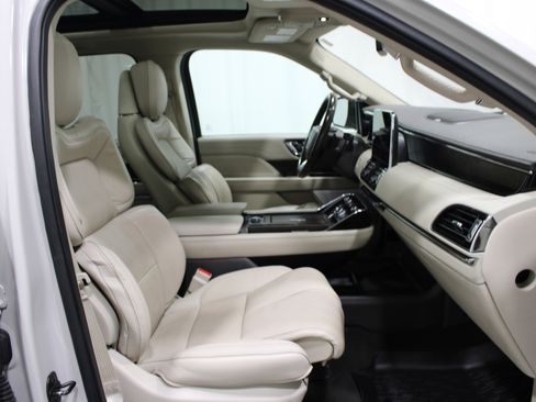 Used 2019 Lincoln Navigator Reserve image 27