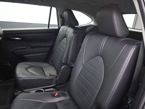 Used 2024 Toyota Highlander XLE AWD/4WD image 26