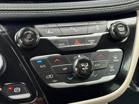 Used 2023 Chrysler Pacifica Touring-L FWD image 22