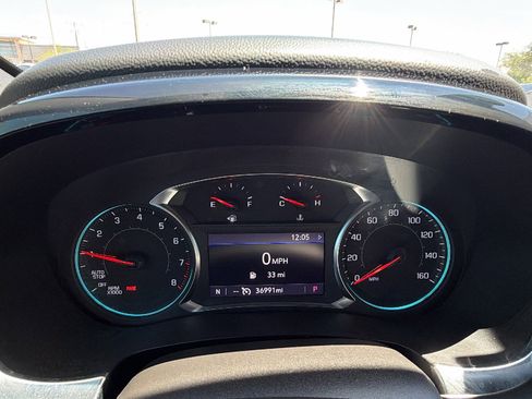 Used 2023 Chevrolet Traverse LT FWD image 9