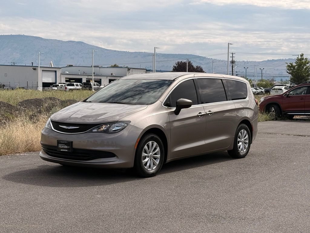 Used 2017 Chrysler Pacifica Touring w/ Tire & Wheel Group FWD image 8