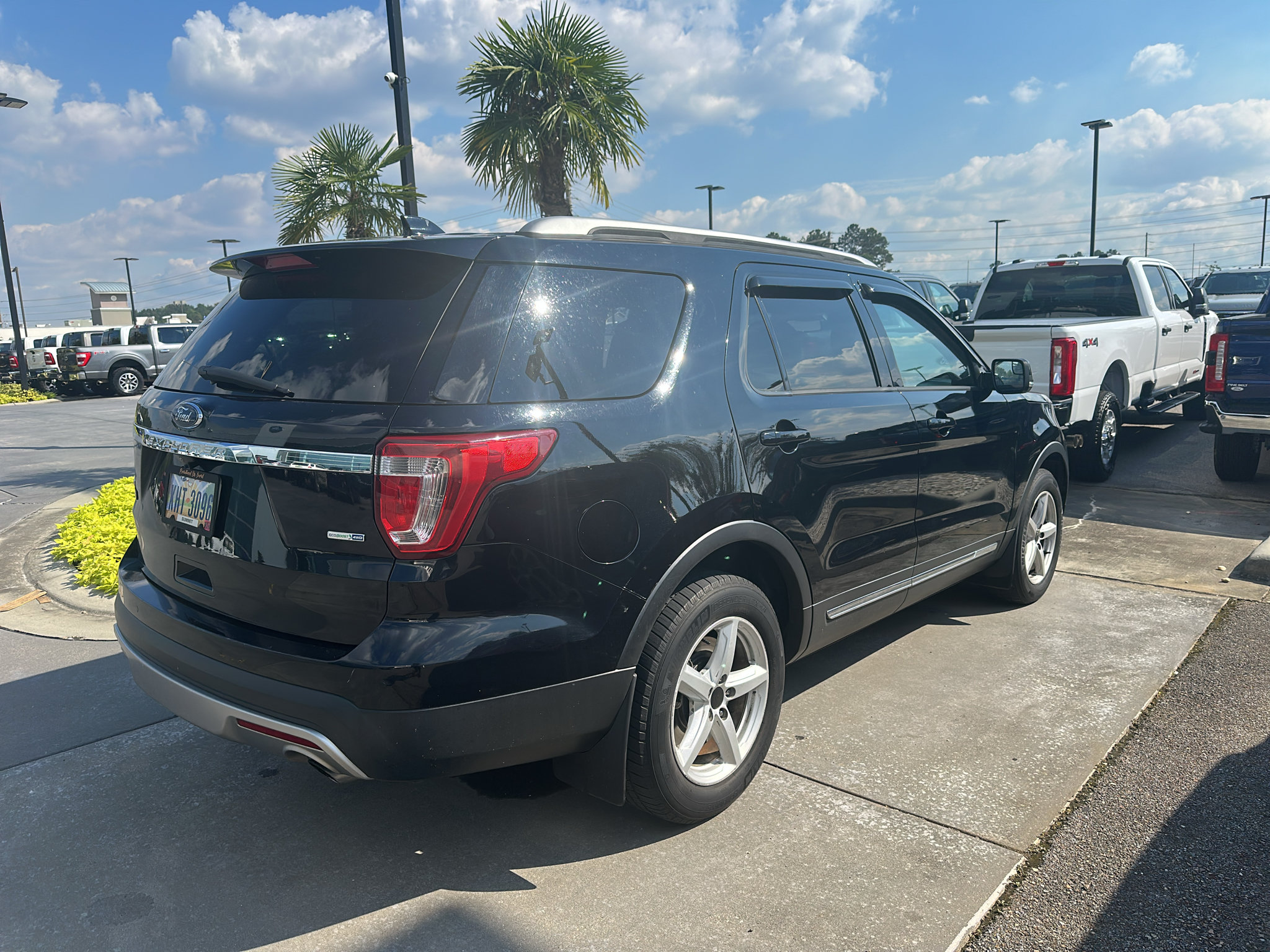 Used 2017 Ford Explorer XLT w/ Equipment Group 202A AWD/4WD image 3