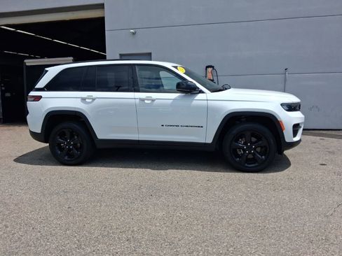 Used 2023 Jeep Grand Cherokee Altitude AWD/4WD image 6