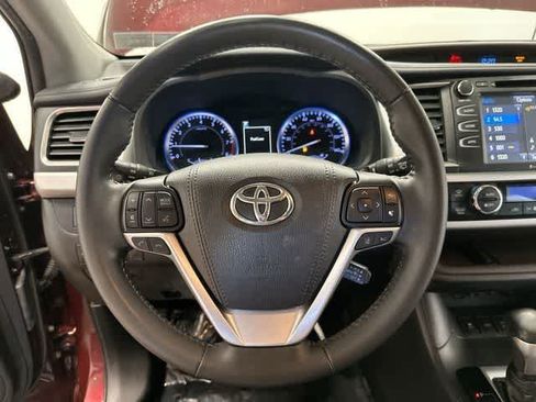 Used 2019 Toyota Highlander XLE w/ Carpet Mat Package (TMS) AWD/4WD image 8