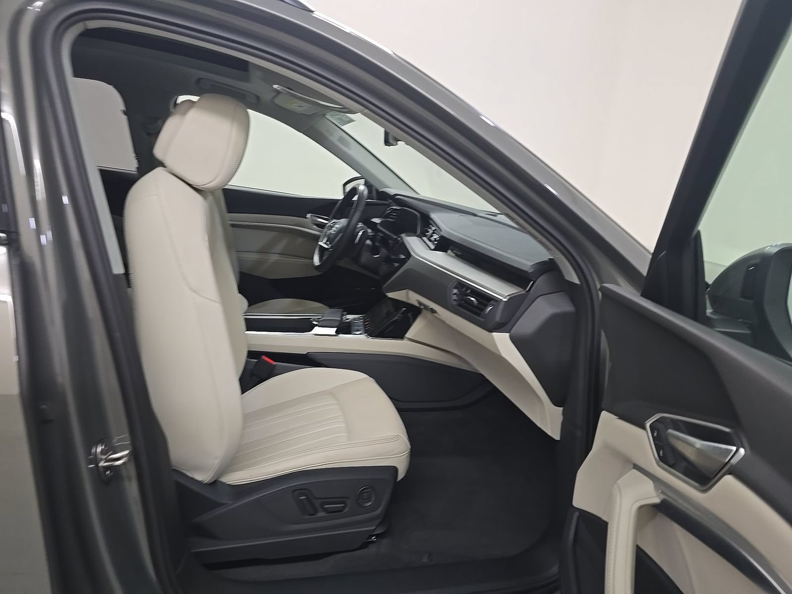 Used 2024 Audi Q8 e-tron Premium Plus w/ Premium Plus Package AWD/4WD image 8