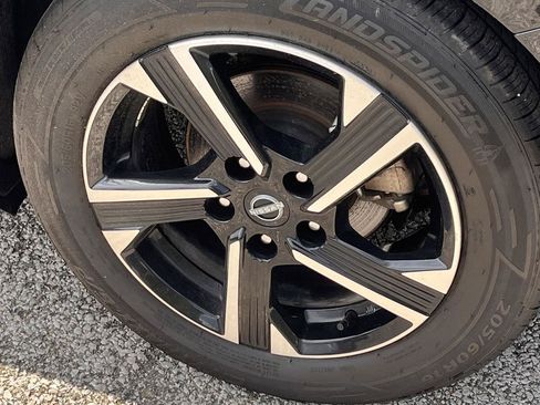 Used 2024 Nissan Sentra SV FWD image 14