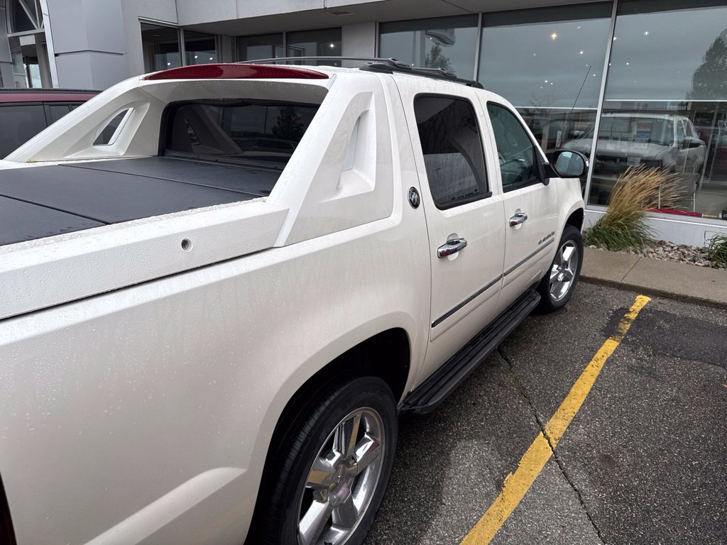 Used 2013 Chevrolet Avalanche LTZ AWD/4WD image 4
