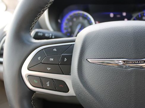 Used 2023 Chrysler Pacifica Touring-L image 22