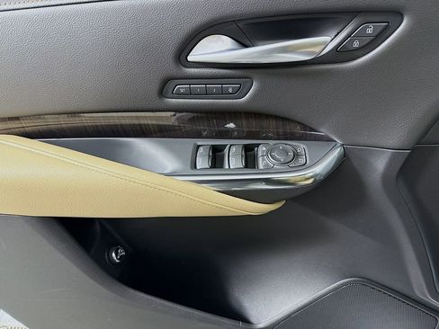 Used 2025 Cadillac XT4 Premium Luxury image 18