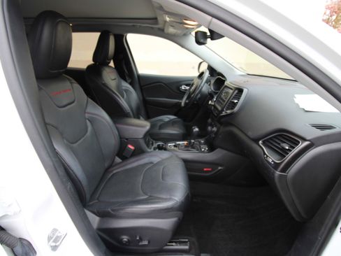 Used 2019 Jeep Cherokee Trailhawk image 22