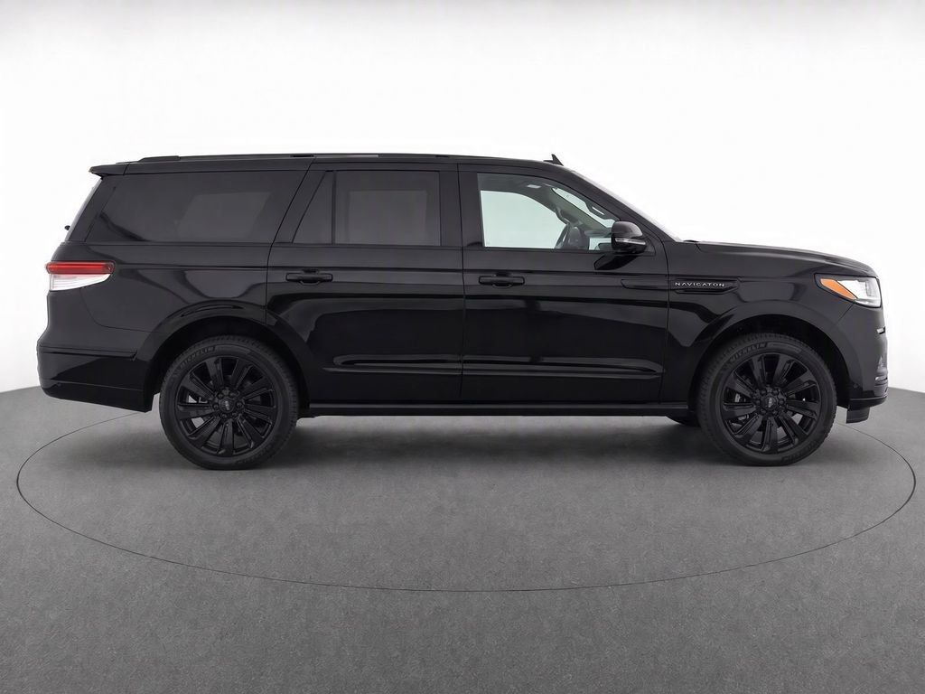 Used 2023 Lincoln Navigator Reserve AWD/4WD image 4