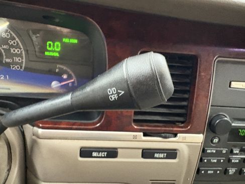 Used 2003 Lincoln Town Car Signature image 19