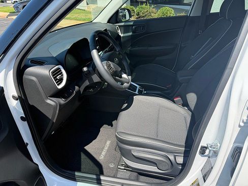 Used 2025 Hyundai Venue Limited FWD image 9