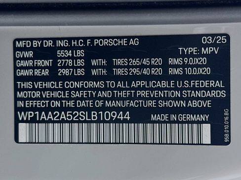 Certified 2025 Porsche Macan AWD/4WD image 34