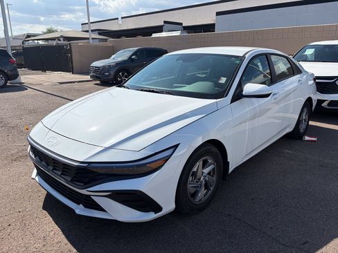 Certified 2024 Hyundai Elantra SE FWD image 3