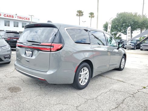 Used 2025 Chrysler Pacifica Select FWD image 4