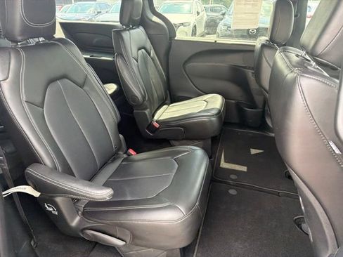 Used 2025 Chrysler Pacifica Select FWD image 38