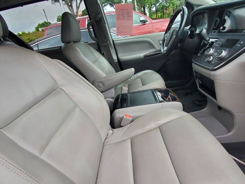 Used 2017 Toyota Sienna XLE w/ XLE Navigation Package AWD/4WD image 4