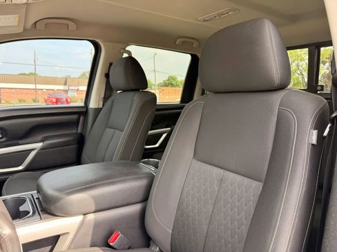 Used 2018 Nissan Titan SV w/ SV Convenience Package RWD image 12