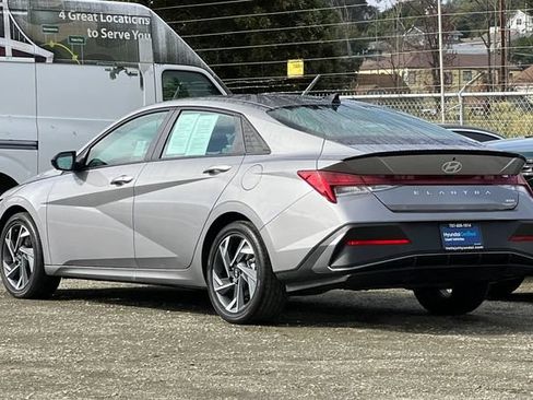 Certified 2025 Hyundai Elantra SEL FWD image 8