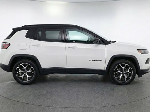 Used 2025 Jeep Compass Limited image 11