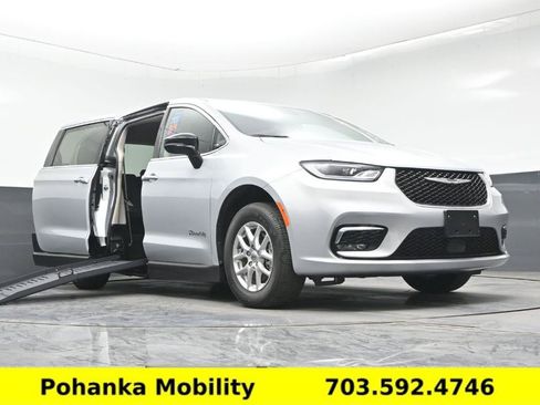 Used 2024 Chrysler Pacifica Touring-L FWD image 8