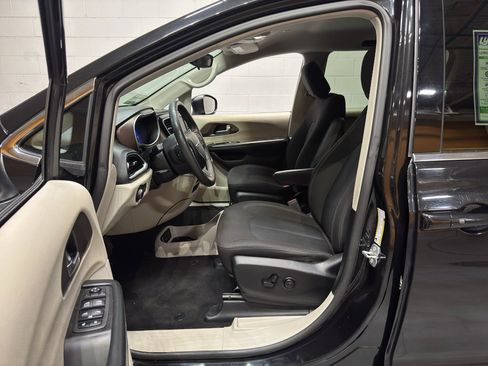 Used 2023 Chrysler Voyager LX image 16