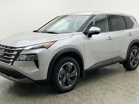 Used 2025 Nissan Rogue SV image 3