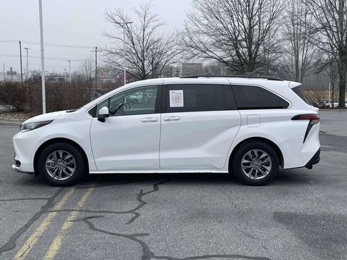 Used 2022 Toyota Sienna LE image 2