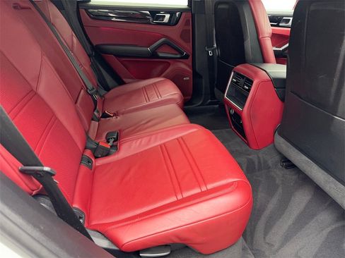 Used 2020 Porsche Cayenne w/ Premium Package image 38