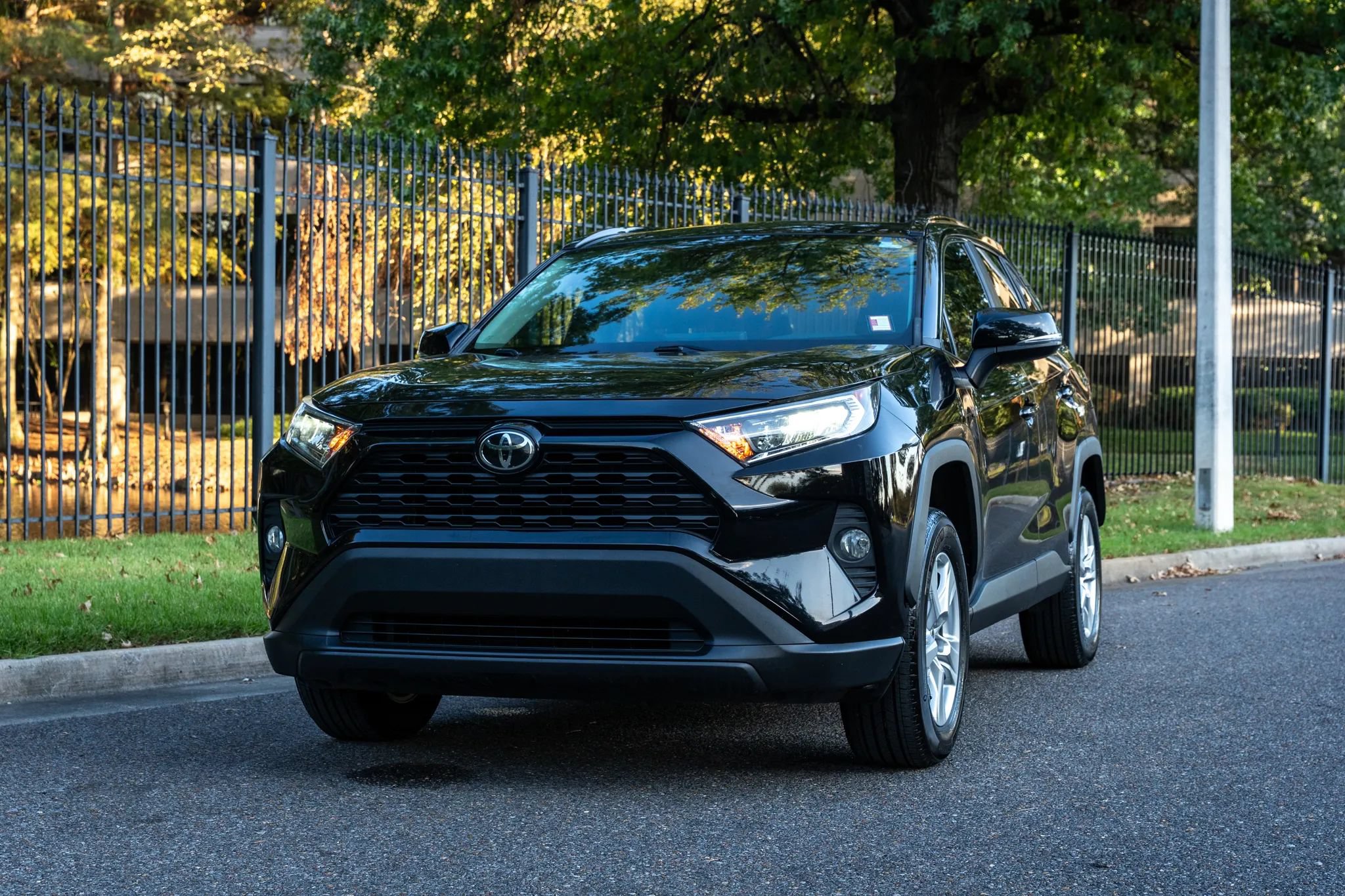 Used 2021 Toyota RAV4 XLE w/ Convenience Package FWD image 2