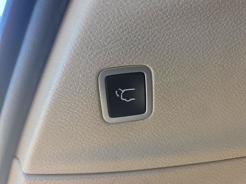 Used 2020 Chrysler Voyager Lxi FWD image 16
