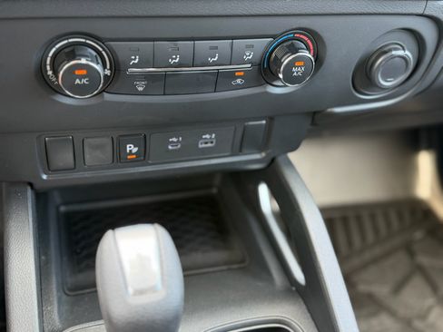 Used 2025 Nissan Frontier SV AWD/4WD image 14
