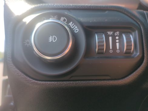 Used 2022 Jeep Wrangler Unlimited Sahara w/ Cold Weather Group AWD/4WD image 10