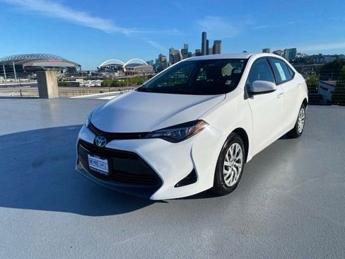 Used 2017 Toyota Corolla LE w/ Carpet Mat Package (TMS) FWD image 4