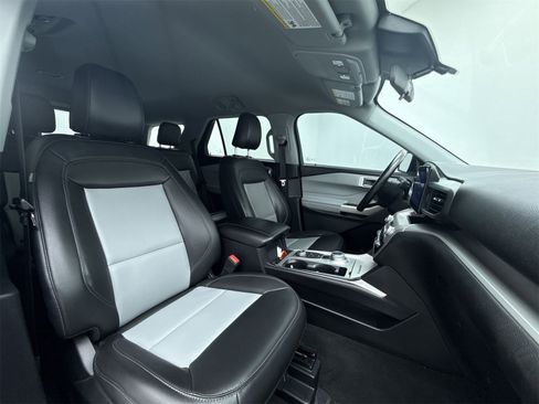 Used 2022 Ford Explorer XLT w/ Equipment Group 202A image 13