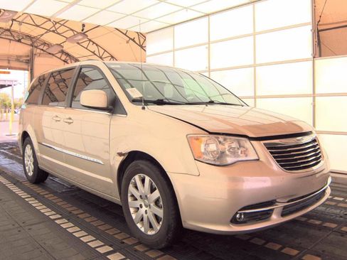 Used 2013 Chrysler Town & Country Touring FWD image 3