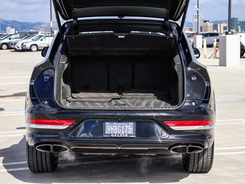 Used 2021 Bentley Bentayga AWD/4WD image 40