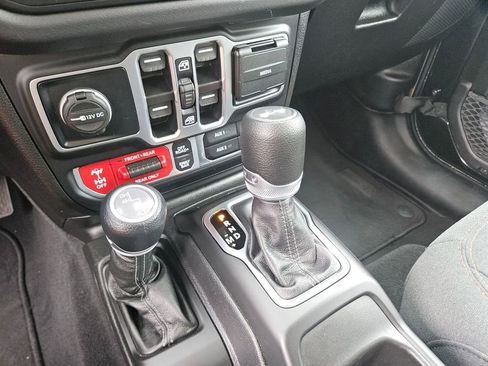 Used 2025 Jeep Wrangler Unlimited Rubicon w/ Convenience Group AWD/4WD image 28