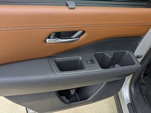 Used 2025 Nissan Pathfinder Platinum image 12