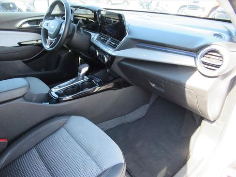 Certified 2024 Chevrolet Trax LT w/ Driver Confidence Package image 11