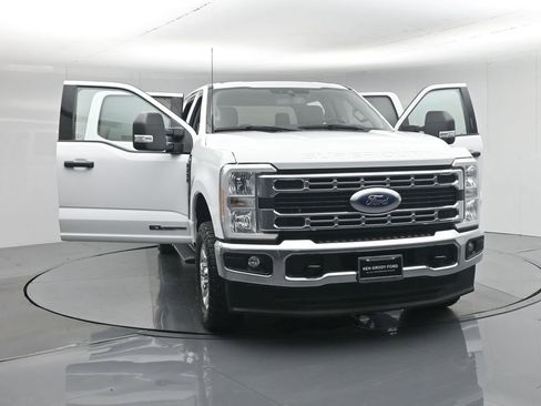 Used 2023 Ford F250 XLT w/ F-250 >10K GVWR Package image 34
