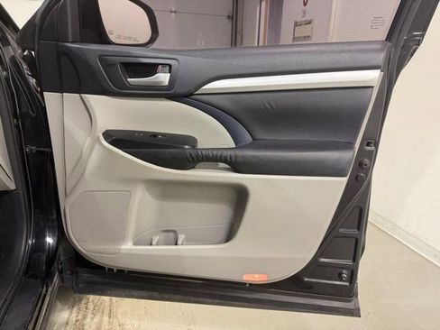 Used 2016 Toyota Highlander XLE image 29