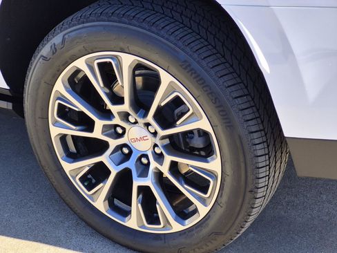 Used 2025 GMC Yukon XL Denali w/ Denali Reserve Package image 7