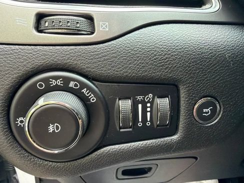 Used 2019 Jeep Cherokee Latitude Plus w/ Comfort/Convenience Group AWD/4WD image 15