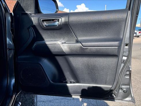 Used 2020 Toyota Tacoma TRD Off-Road image 21