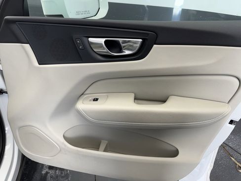Used 2022 Volvo XC60 B5 Momentum image 43